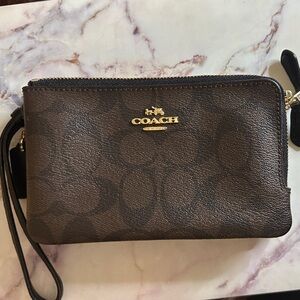 Coach Signature Dark Brown Corner Double Zip Wallet

BRAND NEW!